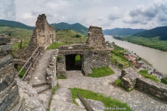 Der kleine Innenhof der Ruine Hinterhaus, in der Bildmitte der Rest des Palas.