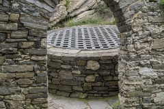 Der Brunnen wurde (vll. nachträglich) mit Mauerzügen vom Innenhof getrennt und diente vll. gleichzeitig als Zisterne.