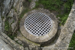 Der Brunnen, der zugleich als Zisterne diente, wurde direkt neben dem Felsen angelegt, auf dem der Bergfried erbaut wurde.