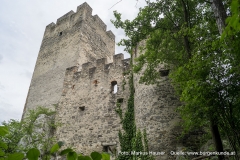 Hier an der dem Berg zugewandten Nordwestseite war ursprünglich der Halsgraben angelegt, der spätere überbaut wurde.