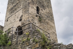 Einer der ältesten Teile der Ruine HInterhaus ist zweifelsohne der Turm. Im Bild links unten der ausgebrochene Zugang zum Inneren, an der rechten Seite der ursprüngliche Hocheinstieg mit darüber liegender Schlitzscharte. Rechts unten der Durchgang vom Innenhof der Hauptburg zur bergseitigen Vorburg.