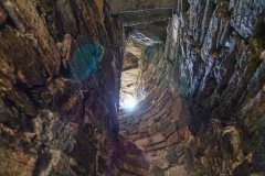 Die teilweise noch romanische Stiegenanlage im Mauerwerk des Turmes. Blick vom Bereich des Hocheinstieges Richtrung aufwärts.