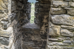 Am Abgang im Mauerwerk ist eine der wenigen Schlitzscharten im oberen Bereich des Turmes erhalten.