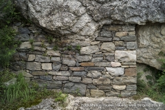 Stützmauer des Felsens unter dem Turmsockel.