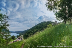 Auf einem zur Donau hin abfallenden Ausläufer des Jauerlingmassivs, genannt Hausberg, liegt inmitten von Weinbergen die Ruine Hinterhaus.