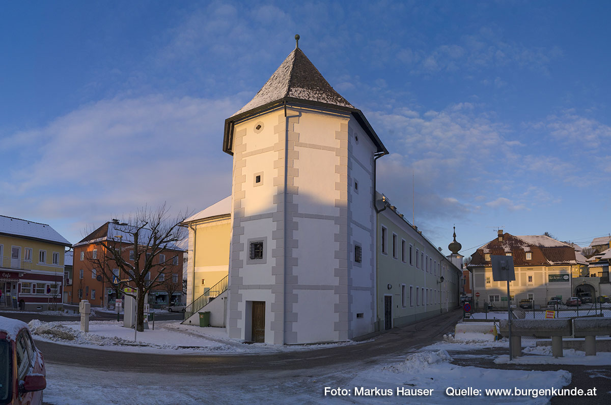 Von der einst weitläufigen Anlage von Schloss Hochhaus ist nur mehr dieser Eckturm, der sog. Fischerturm, erhalten.