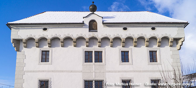 Charakteristisch für Schloss Hochhaus ist der an drei Seiten (nicht im Norden) umlaufende, wehrgangartige Stichbogenfries, abgeschlossen von einem Kranzgesims.