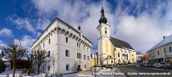 Schloss Hochhaus bestimmt auch heute noch das Ortsbild von Vorchdorf, war es doch jahrhundertelang zentraler Mittelpunkt der Herrschaft Hochhaus.