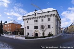 Schloss Hochhaus bestimmt auch heute noch das Ortsbild von Vorchdorf, war es doch jahrhundertelang zentraler Mittelpunkt der Herrschaft Hochhaus.