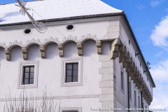 Charakteristisch für Schloss Hochhaus ist der an drei Seiten (nicht im Norden) umlaufende, wehrgangartige Stichbogenfries, abgeschlossen von einem Kranzgesims.