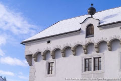 Charakteristisch für Schloss Hochhaus ist der an drei Seiten (nicht im Norden) umlaufende, wehrgangartige Stichbogenfries, abgeschlossen von einem Kranzgesims.