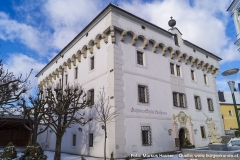 Der wuchtige, quaderartige Baukörper von Schloss Hochhaus.