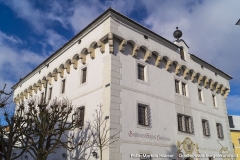 Der an drei Seiten (nicht im Norden) umlaufende Stichbogenfries auf Kranzgesims zeigt große Ähnlichkeit mit Schloss Pragstein.