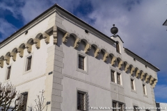 Der an drei Seiten (nicht im Norden) umlaufende Stichbogenfries auf Kranzgesims zeigt große Ähnlichkeit mit Schloss Pragstein.