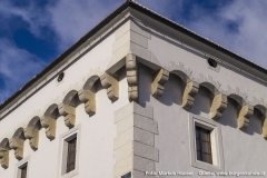 Charakteristisch für Schloss Hochhaus ist der an drei Seiten (nicht im Norden) umlaufende, wehrgangartige Stichbogenfries, abgeschlossen von einem Kranzgesims.