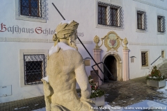 Die nach Südosten gerichtete Hauptfassade. Sie beherrschte einst den Schlosshof, auf dem jederzeit Kirtag abgehalten werden konnte.