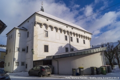 Die Nordseite (hier links im Bild) ist ohne den charakteristischen, an drei Seiten umlaufenden Stichbogenfries mit Kranzgesims. Dafür wurde hier später ein schmaler Anbau an das Schloss gebaut.