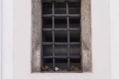 Gotisches Fenster mit Rundstäben an der Nordostseite von Schloss Hochhaus. Besonderheit: die sehr hoch ansetzende Wasserschräge.