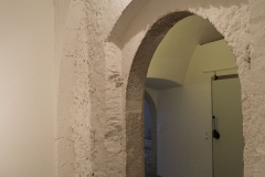 Im Inneren sieht man bei diesem Tor, das es einen größeren (ursprünglichen), mit behauenen Quadern gesetzten Steinbogen verkleinerte.