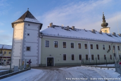 An den Fischerturm schließt sich das Gebäude der Gemeinde Vorchdorf an.