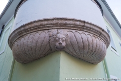 Am anderen Ende befand sich einst der Mairhof. Das heutige Gebäude erinnert mit seinem Runderker mit Muschelschale an alte, glanzvolle Zeiten.