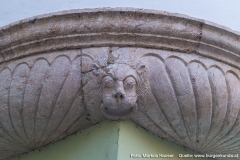 Am anderen Ende befand sich einst der Mairhof. Das heutige Gebäude erinnert mit seinem Runderker mit Muschelschale an alte, glanzvolle Zeiten.