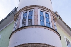 Am anderen Ende befand sich einst der Mairhof. Das heutige Gebäude erinnert mit seinem Runderker mit Muschelschale an alte, glanzvolle Zeiten.