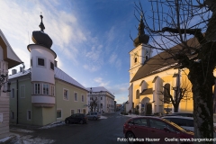 Blick zum ehemaligen Mairhof mit Runderker, dem Schloss Hochhaus und der Pfarrkirche.