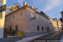 Gegenüber vom einstigen Mairhof befindet sich dieses historische Gebäude. Es ist dies das einstige Bürgerspital von Vorchdorf. Hier verbrachten vorwiegend alte und arme Leute, zumeist Bauern, ihren Lebensabend. Die Kost, seit 1520 durch eine Zuwendung des Stiftes Kremsmünsters und eine Eggenberger Stiftung gesichert, war spärlich und einfach. Dennoch weist das Gebäude eine Sgraffitofassade auf.