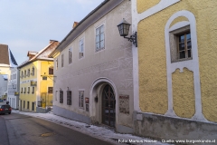 Gegenüber vom einstigen Mairhof befindet sich dieses historische Gebäude. Es ist dies das einstige Bürgerspital von Vorchdorf. Hier verbrachten vorwiegend alte und arme Leute, zumeist Bauern, ihren Lebensabend. Die Kost, seit 1520 durch eine Zuwendung des Stiftes Kremsmünsters und eine Eggenberger Stiftung gesichert, war spärlich und einfach. Dennoch weist das Gebäude eine Sgraffitofassade auf.