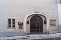 Gegenüber vom einstigen Mairhof befindet sich dieses historische Gebäude. Es ist dies das einstige Bürgerspital von Vorchdorf. Hier verbrachten vorwiegend alte und arme Leute, zumeist Bauern, ihren Lebensabend. Die Kost, seit 1520 durch eine Zuwendung des Stiftes Kremsmünsters und eine Eggenberger Stiftung gesichert, war spärlich und einfach. Dennoch weist das Gebäude eine Sgraffitofassade auf.