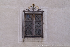 Gegenüber vom einstigen Mairhof befindet sich dieses historische Gebäude. Es ist dies das einstige Bürgerspital von Vorchdorf. Hier verbrachten vorwiegend alte und arme Leute, zumeist Bauern, ihren Lebensabend. Die Kost, seit 1520 durch eine Zuwendung des Stiftes Kremsmünsters und eine Eggenberger Stiftung gesichert, war spärlich und einfach. Dennoch weist das Gebäude eine Sgraffitofassade auf.