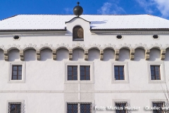 Charakteristisch für Schloss Hochhaus ist der an drei Seiten (nicht im Norden) umlaufende, wehrgangartige Stichbogenfries, abgeschlossen von einem Kranzgesims.