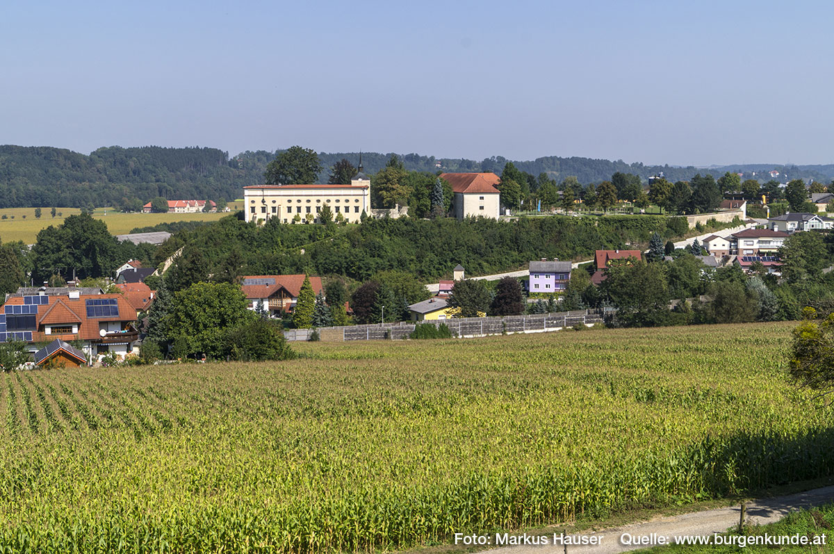 Schloss Kremsegg liegt auf einem nach drei Seiten steil abfallenden Höhenrücken oberhalb von Kremsmünster.
