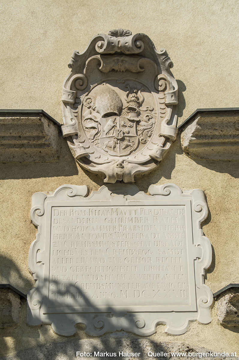 Steinerne Wappentafel und Inschrift die an Abt Anton Wolfradt erinnern.