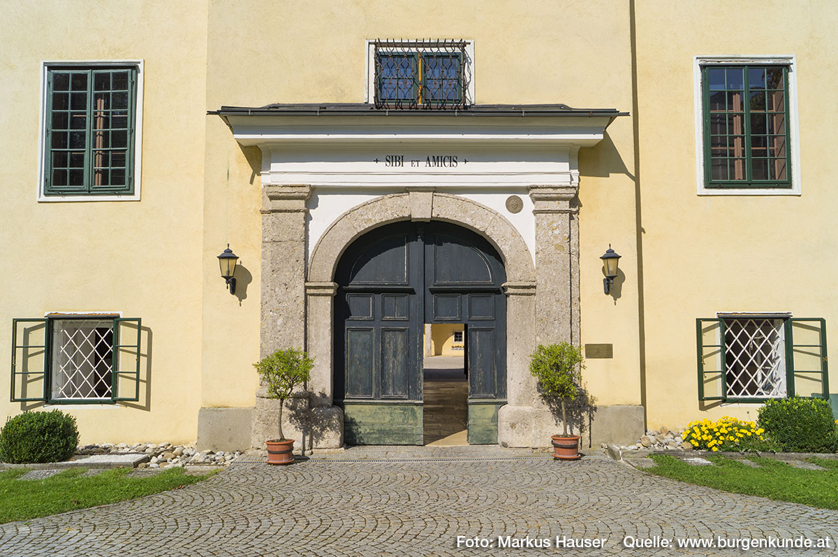 "Sibi et amicis", "Für sich und für Freunde", lautet der Leitspruch über dem Eingang und ist auch heute noch das Motto der heutigen Verwalter von Schloss Kremsegg.