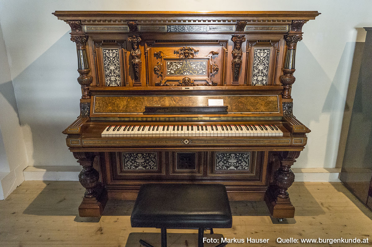Ein besonders schönes Stück ist dieses Pianino von E. Lämmerhirt, Berlin um 1896. Schraubenstimmung Sammlung Musica.