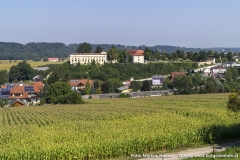 Schloss Kremsegg liegt auf einem nach drei Seiten steil abfallenden Höhenrücken oberhalb von Kremsmünster.