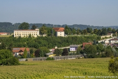 Schloss Kremsegg liegt auf einem nach drei Seiten steil abfallenden Höhenrücken oberhalb von Kremsmünster.