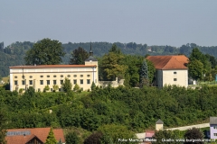 Schloss Kremsegg liegt auf einem nach drei Seiten steil abfallenden Höhenrücken oberhalb von Kremsmünster.