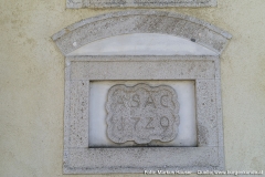 Am Gebäude findet sich diese Inschrift ASAC 1729. Sie dürfte auf Abt Alexander II. Strasser verweisen (Alexander Strasser Abt Cremsmünster).