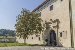 Der Zugang zum Schloss erfolgt über den Torbereich im Wirtschaftstrakt.