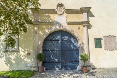 Oberhalb des Tores erinnert eine steinerne Wappentafel und Inschrift an Abt Anton Wolfradt.
