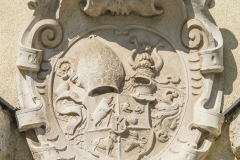 Steinerne Wappentafel die an Abt Anton Wolfradt erinnert.