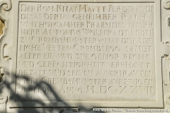 Die Inschrift lautet: Der Rom:Khay:Maytt:Ferdinandi desandern geheimber Rath vnd Hofcammer Praesident, Herr Herr Antonivs Wolffradt Abbte zv Crembsmvnster & hat dise Adeliche Vesten Crembsegg sambt aller ein vnd zve gehor recht vnd gerechtigkheit erkavft, bezalt vnd seinem anvertravten stift Crembsmvnster avf ewig einverleibt. Anno.M.DC.XXVII (1627).