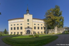 Zwischen Tortrakt und Schloss liegt ein kleiner, aber feiner, Gartenbereich.