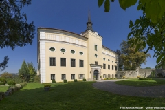 Die niedrigen Mauerreste links im Bild stammen von dem einst hier an das Schlossgebäude angelehnten Trakt, der gänzlich abgetragen wurde.