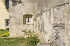 Hier nochmal die Schießscharte samt einem Brunnen in der Verbindungsmauer zwischen Tortrakt und Schloss.