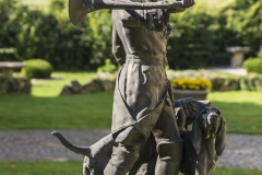 In der Mitte vorm Schloss befindet sich ein Brunnen samt jagdhornblasenden Jägerfigur mit Hunden.