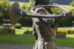 In der Mitte vorm Schloss befindet sich ein Brunnen samt jagdhornblasenden Jägerfigur mit Hunden.